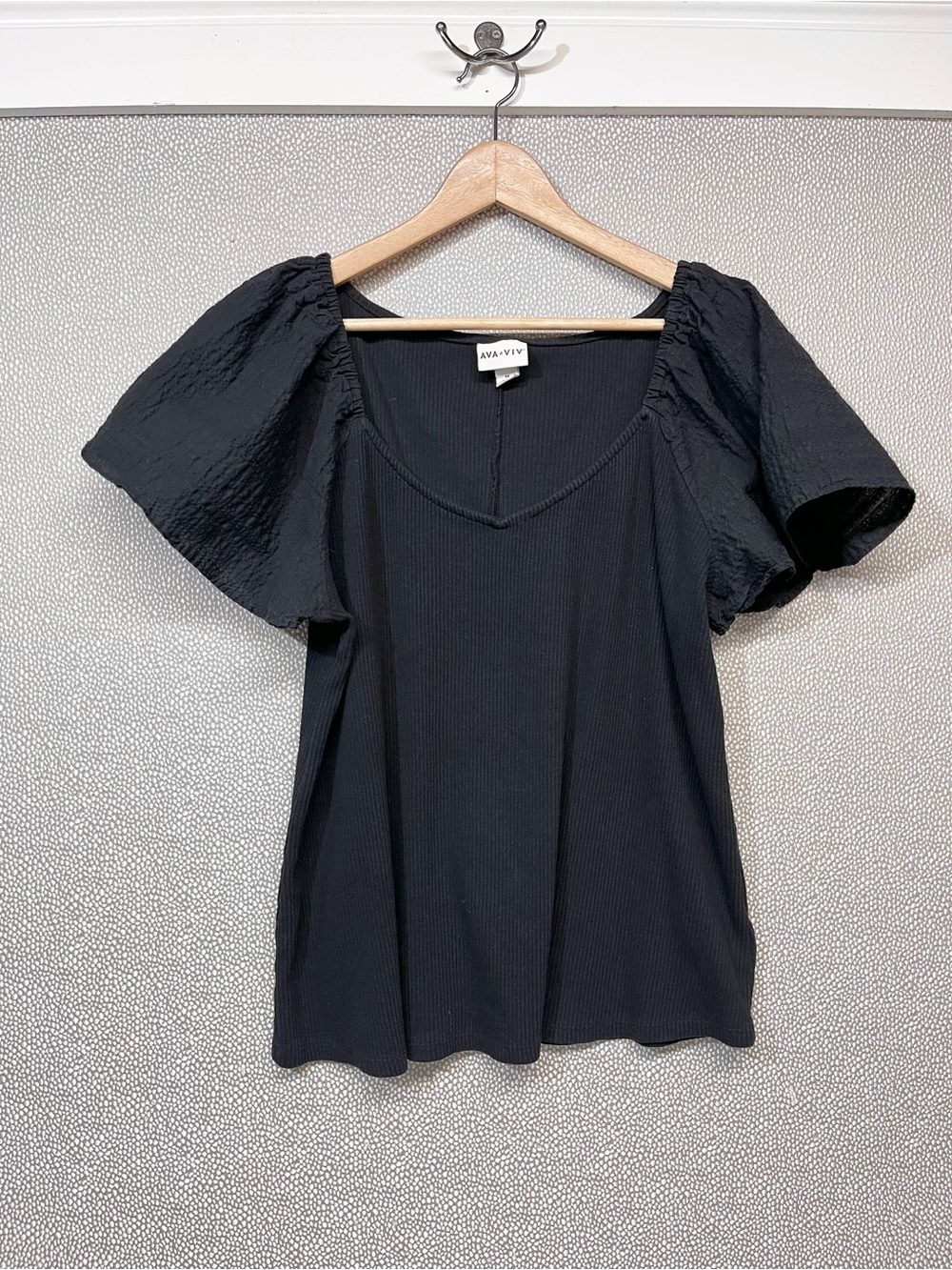 1X Ava & Viv Black Puff Sleeve Scoop Neck Top